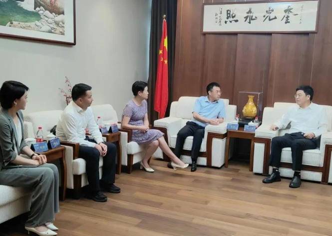 热烈欢迎海南省人大孙副主任一行莅临壹定发节能参观领导