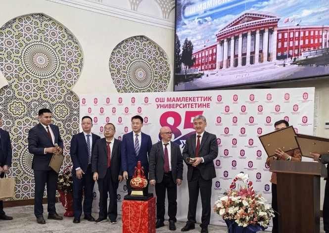 壹定发节能科技董事长程奎一行出席奥什国立大学85周年庆典，共话一带一路